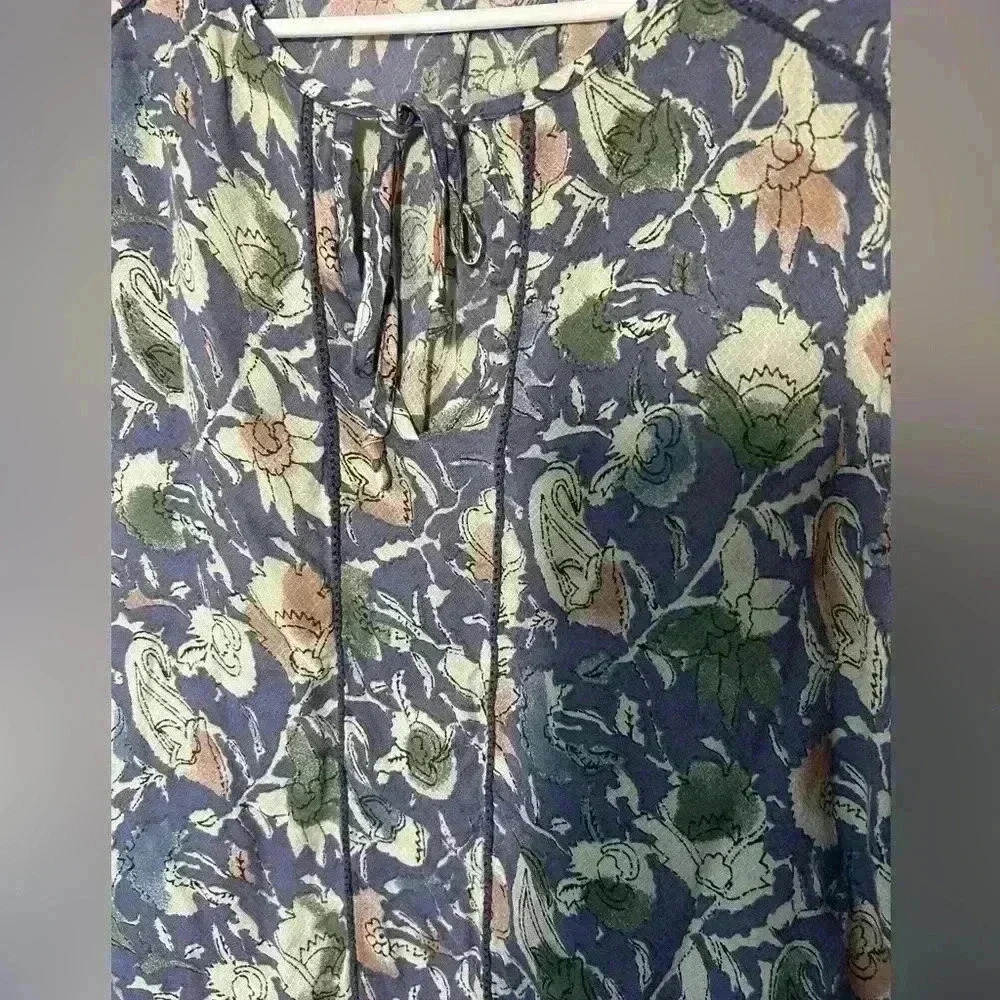 Lucky Brand Pullover, round Neck with v-neck at tie, boho, flower, top. Small - Picture 9 of 9